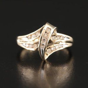 10k Vintage 0.25 ctw Diamond High Low Ring